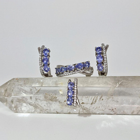 Гарнитур танзанит,фианиты (р-р камня 3*3 мм). Серьги, кольцо 17 р-р, кулон фото
