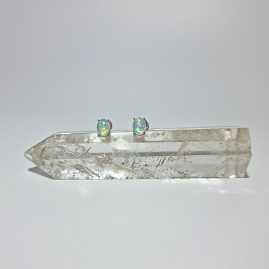 Серьги (гвоздики) с Эфиопским опалом, р-р камня 5*7 мм фото
