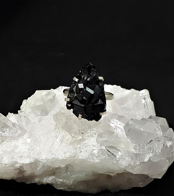 Кольцо гранат (меланит) 18,5 р-р, нейзильбер фото
